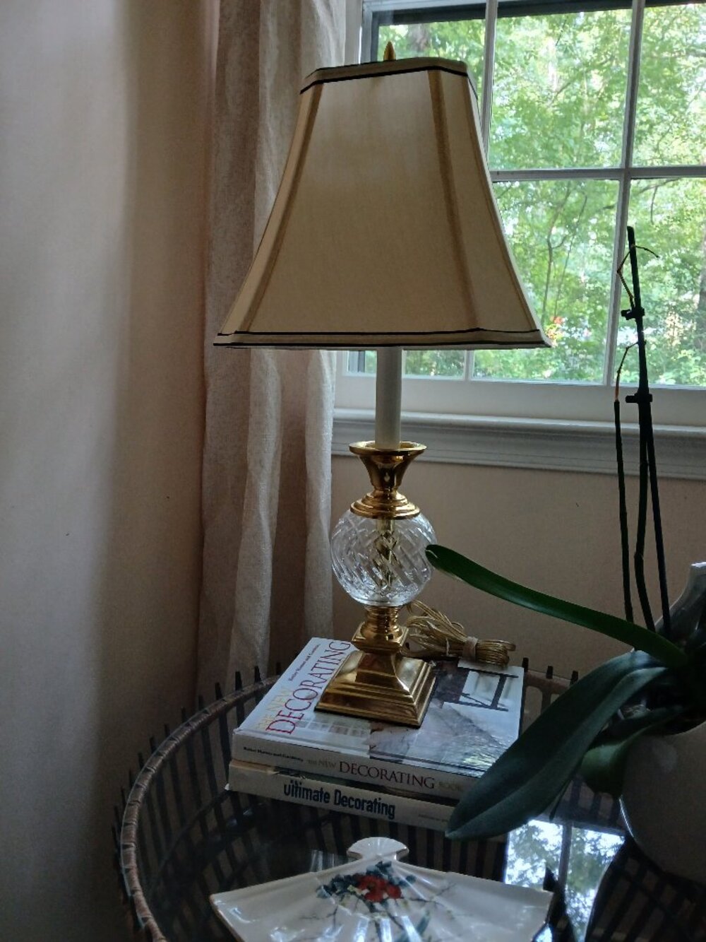 Vtg crystal globe and brass candle stick style table lamp